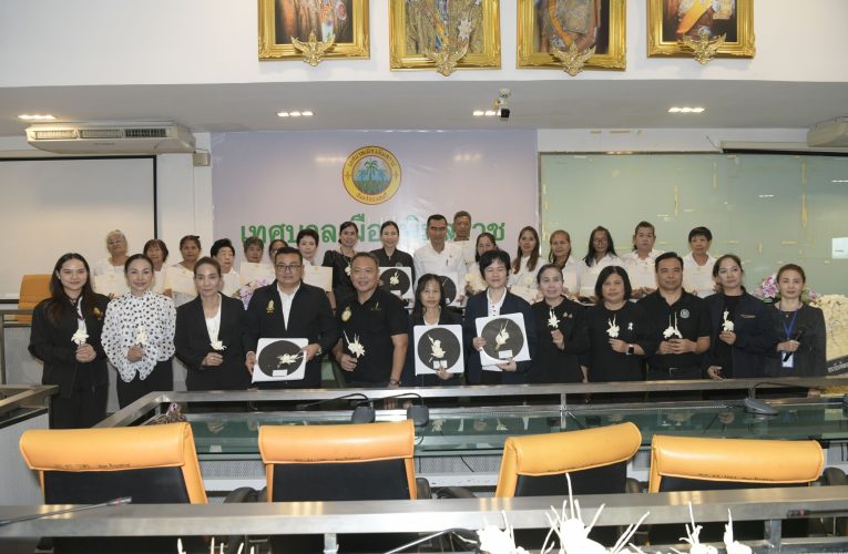นนทบุรี-กรมพัฒนาฝีมือแรงงานจับมือ สภาสังคมสงเคราะห์ฯ หนุนสตรีนนทบุรี ประดิษฐ์ดอกไม้เชิงวัฒนธรรม 3,500 ชิ้น ถวายเป็นพระราชกุศลฯ