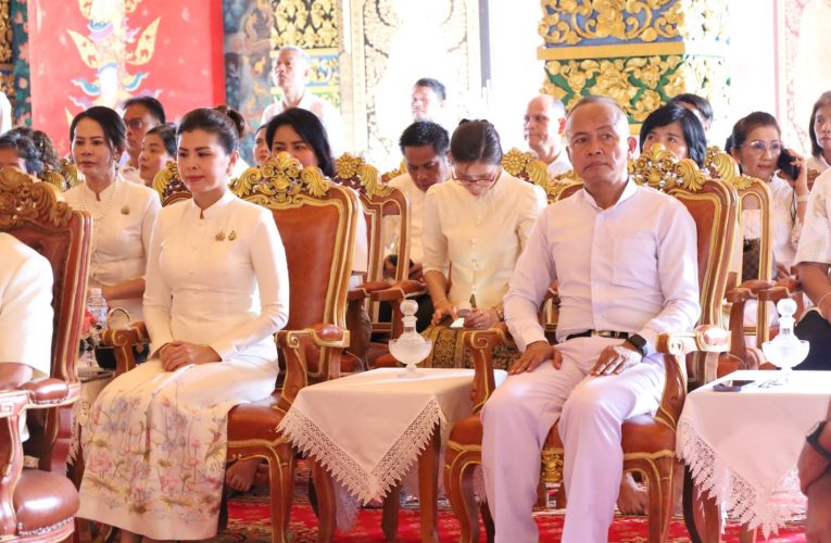 พุทธสานิกชนหลั่งไหลสมโภชพระอารามหลวงห่มผ้าพระมหาธาตุเจดีย์วัดมหาธาตุวชิรมงคล สืบสานความศรัทธาศาสนาพุทธและกระตุ้นท่องเที่ยวเชิงศิลปะวัฒนธรรม