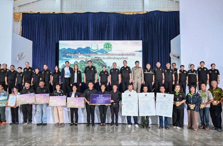 ชาวอุตรดิตถ์สุดปลื้ม! “นายกฯ อนุทิน” สั่ง “รมว.สุชาติ” มอบสมุด คทช. เดินหน้าแก้ปัญหาที่ดินทำกิน เพื่อให้ประชาชนมีความมั่นคงในชีวิตของรายได้และของครอบครัว