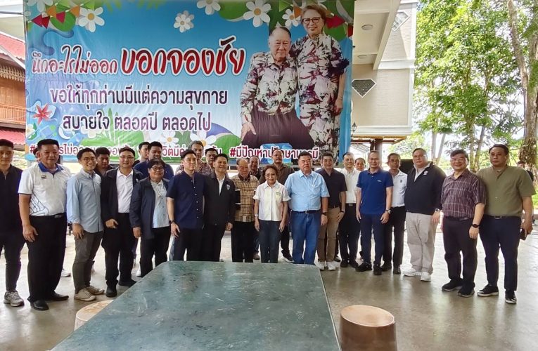 สุพรรณบุรี รมว.“วราวุธ”พูดคุย-ขอคำชี้แนะ-แลกเปลี่ยนความเห็น จากจองชัย อดีต รมช.กระทรวงแรงงาน ก่อนล้อมวงรับประทานอาหารกลางวันร่วมกับ สส.-ผู้บริหารท้องถิ่นในสุพรรณบุรีอย่างเป็นกันเอง
