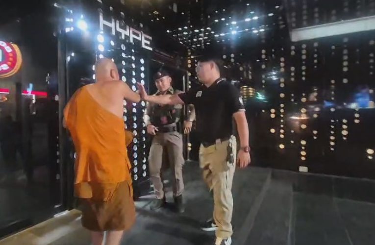 โล้นซ่าเมารับวันโกน! หลวงพ่อเมาแอ๋เดินเข้าร้านสุกี้ดังต่อร้านเหล้าท้าต่อยตำรวจ