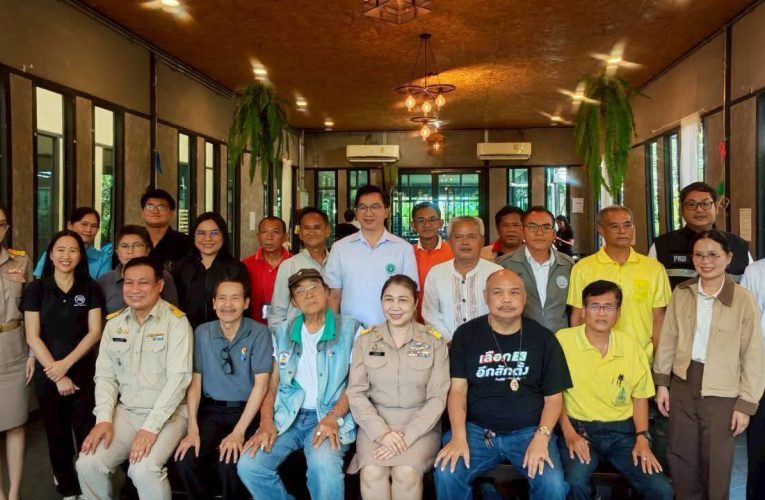 รพ.อุตรดิตถ์ จัดกิจกรรม “พบสื่อมวลชน” ประจำปี 2569 มุ่งสร้างเครือข่ายประชาสัมพันธ์เชิงรุก เพื่อภาพลักษณ์องค์กรและประโยชน์ของประชาชน.วันที่ 25 พฤษภาคม 2569 ที่ ร้านอาหารเสี่ยวเอ้อ อำเภอเมือง จังหวัดอุตรดิตถ์ โรงพยาบาลอุตรดิตถ์ได้จัดกิจกรรม “พบสื่อมวลชนจังหวัดอุตรดิตถ์” ประจำปี พ.ศ. 2569 โดยมี นายแพทย์ธเนศ ดุสิตสุนทรกุล ผู้อำนวยการโรงพยาบาลอุตรดิตถ์ เป็นประธานจัดกิจกรรม พร้อมด้วยคณะผู้บริหารและเจ้าหน้าที่โรงพยาบาลอุตรดิตถ์ร่วมให้การต้อนรับในการนี้ นางสาวนันทนีย์ ติบใจ ประชาสัมพันธ์จังหวัดอุตรดิตถ์ พร้อมคณะสื่อมวลชนทุกแขนงในจังหวัดอุตรดิตถ์ ทั้งสื่อโทรทัศน์ วิทยุ หนังสือพิมพ์ และสื่อออนไลน์ เข้าร่วมกิจกรรมอย่างพร้อมเพรียงกัน บรรยากาศเป็นไปอย่างอบอุ่นและเป็นกันเอง สานสัมพันธ์ภาคีเครือข่าย หนุนการสื่อสารที่มีประสิทธิภาพ.นายแพทย์ธเนศ ดุสิตสุนทรกุล ผู้อำนวยการโรงพยาบาลอุตรดิตถ์ท กล่าวว่า การจัดกิจกรรมในครั้งนี้มีวัตถุประสงค์สำคัญเพื่อสร้างความสัมพันธ์อันดีและเสริมสร้างความร่วมมือระหว่างโรงพยาบาลอุตรดิตถ์กับภาคีเครือข่ายสื่อมวลชนในพื้นที่ ซึ่งถือเป็นกระบอกเสียงสำคัญในการส่งต่อข้อมูลข่าวสารด้านสาธารณสุข นโยบายการบริการ รวมถึงความก้าวหน้าทางการแพทย์ของโรงพยาบาลไปสู่ประชาชน”สื่อมวลชนคือพันธมิตรที่สำคัญยิ่งในการขับเคลื่อนข้อมูลข่าวสารที่ถูกต้อง รวดเร็ว และเข้าถึงประชาชน การพบปะในวันนี้ไม่เพียงแต่เป็นการขอบคุณที่ช่วยสนับสนุนภารกิจของโรงพยาบาลด้วยดีเสมอมา แต่ยังเป็นโอกาสดีในการรับฟังความคิดเห็น เพื่อนำมาปรับปรุงระบบการประชาสัมพันธ์และการบริการให้ตอบโจทย์ความต้องการของชาวอุตรดิตถ์มากยิ่งขึ้น”พร้อมยกระดับการบริการ มุ่งสู่การพัฒนาที่ยั่งยืน