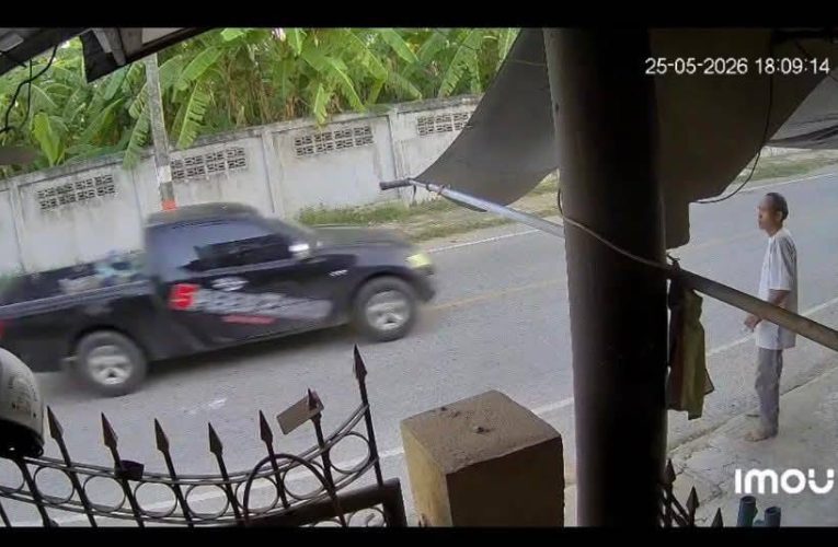 270569 ชัยภูมิเปิดคลิปกระบะแต่งซิ่งพุ่งชนจยย.จอดอยู่ริมถนนจนพังเสียหายแล้วซิ่งหนีลอยนวล