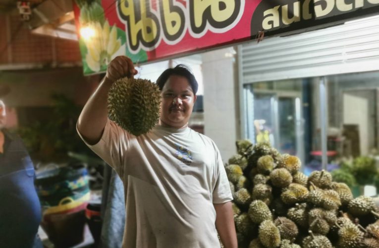 ยุคน้ำมันแพง ราคาที่จับต้องได้! “ร้านนีโน่​ & น้องบาส​​”ผลตามฤดูกาล ริมถนนสายบ้านฉาง-หาดพยูน จัดโปรทุเรียนหมอนทองระยองราคา​ลูกละ 50​-60​-70 บาท จำนวน 800​ กิโลกรัม​ไม่ถึง 2 ชม.เกลี้ยงแผง