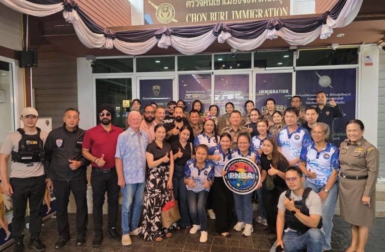 ‘นายกลิซ่า‘ นำทีมผู้ประกอบการกลางคืนพัทยา จัดเลี้ยงก๋วยเตี๋ยวไก่ 600 ชาม เป็นกำลังให้ ตม.ชลบุรี