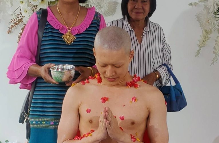 อุปสมบท……ทายาท พีพี เบเกอร์รี่ ราชบุรี กราบลาอุปสมบททดแทนบุญคุณบิดาม-มารดา และญาติมิตร.