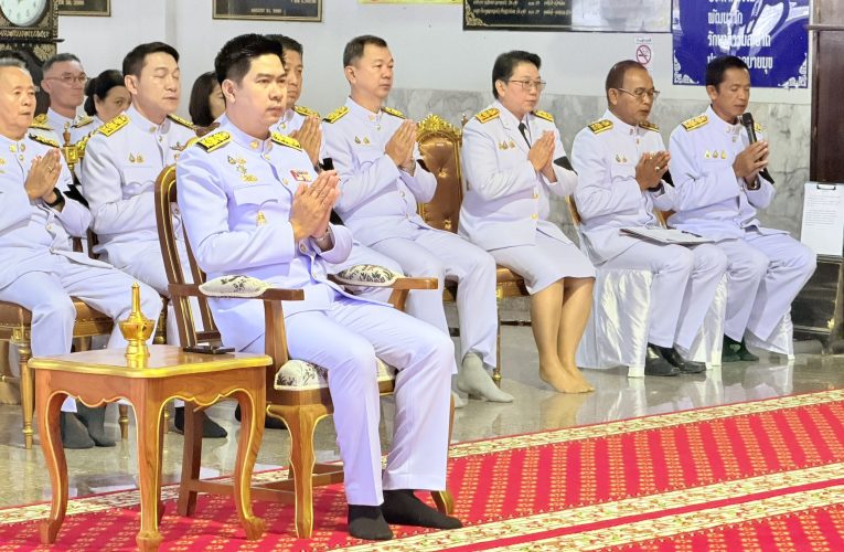 ชาวอำเภอเบตง จังหวัดยะลา ร่วมกันทำบุญตักบาตรถวายพระราชกุศลเนื่องในโอกาสวันเฉลิมพระชนมพรรษา