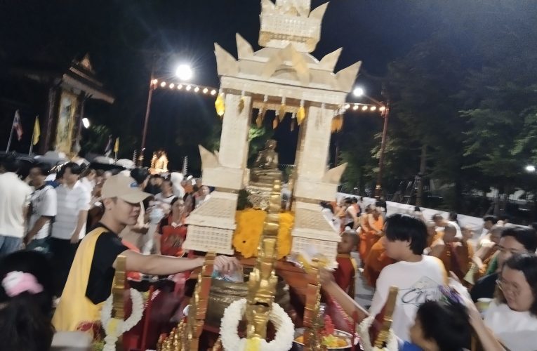 ชาวจังหวัดน่าน และนักท่องเที่ยว กว่า 1000 คน ร่วมกันทำบุญตักบาตรเที่ยงคืน ประเพณีเป็งปุ๊ด