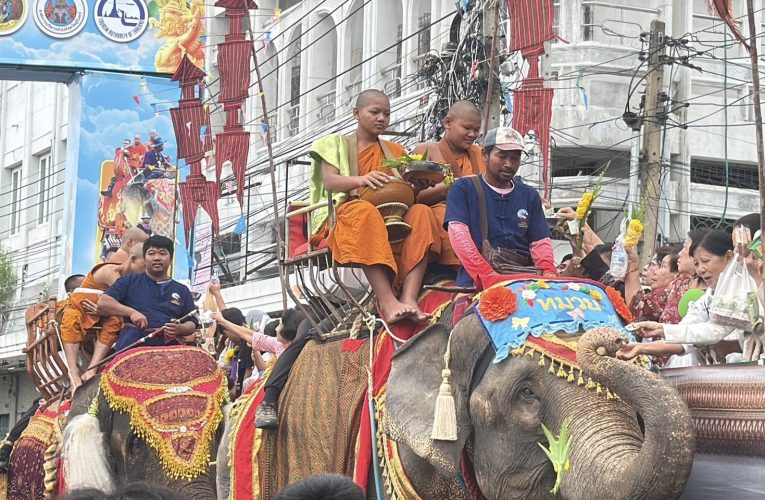 จังหวัดสุรินทร์สุรินทร์-จัดยิ่งใหญ่ นักท่องเที่ยวแห่ร่วมตักบาตรบนหลังช้าง เพื่อความเป็นสิริมงคล เนื่องในวันอาสาฬหบูชาและเข้า พรรษา ประจำปี 2569