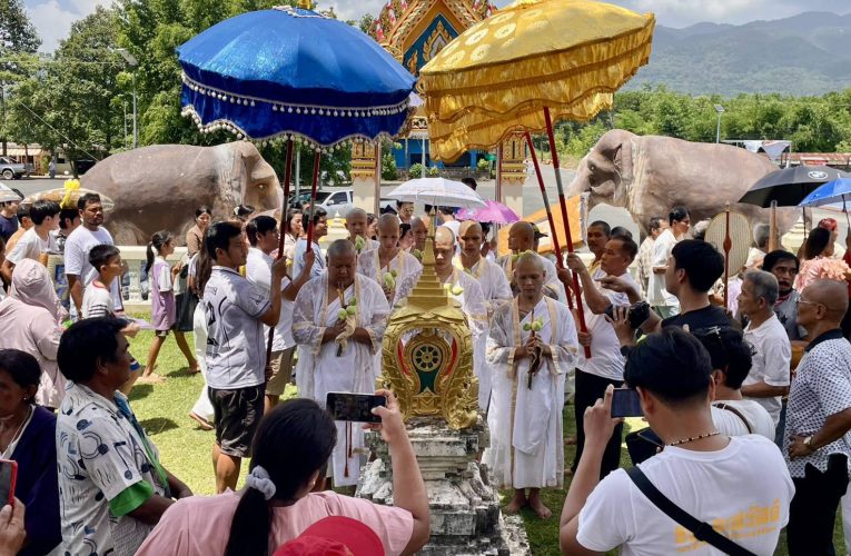 พุทธศาสนิกชน อุบาสก อุบาสิกา จำนวนมากร่วมแห่นาค 8 อุปสมบทหมู่ 8 รูป ฉลองสมณศักดิ์ พระครูจารุ เขมากร เจ้าอาวาสวัดทองทั่ว ที่ได้รับตำแหน่งพระอุปชฌาย์ในเขตปกครองคณะสงฆ์