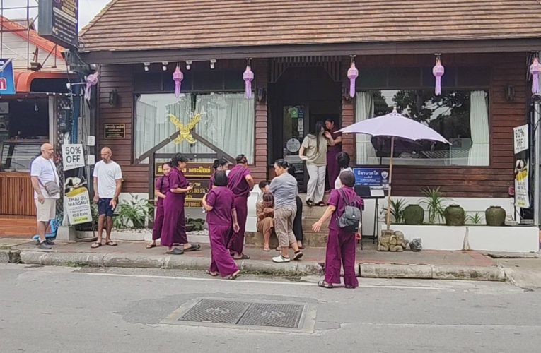 แตกตื่นไฟไหม้ แผงโซล่าเซล ร้านนวด กลางเมืองเชียงใหม่ นักท่อเที่ยวกำลังนวดผวา ถึงกับร่ำไห้ ด้วยความตกใจ พนักงานนวดต้องเข้ามาปลอบ