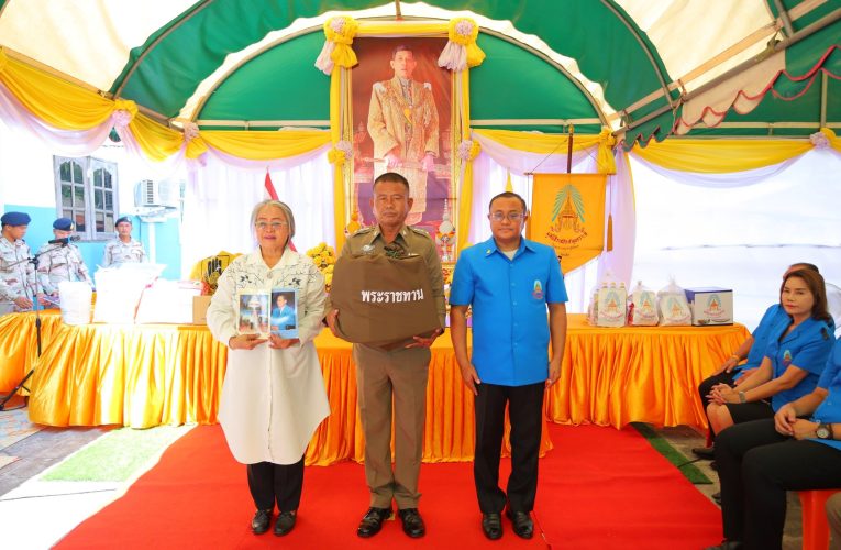ร้อยเอ็ด มูลนิธิราชประชานุเคราะห์ฯ มอบสิ่งของพระราชทานผู้ประสบอัคคีภัย อำเภอสุวรรณภูมิ
