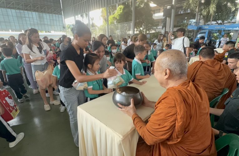 ครู-นร.มารีวิทย์ทำบุญตักบาตรวันเข้าพรรษา-อาสาฬหบูชา ปี 69 ส่งต่อวัด-องค์กรการกุศลพัทยา