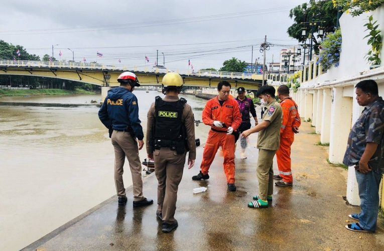 ตายปริศนา พบศพชายลอยขึ้นอืดในลำน้ำปิง เจ้าหน้าที่กู้ร่างขึ้นมา พบท้ายทอยมีรอยช้ำ สงสัยถูกทุบตกน้ำดับ หรืออาจเมาพลัดตกน้ำ หรือคิดสั้นกระโดดน้ำตายเร่งสอบสวน