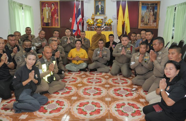 พระอาจารย์บุญโฮม เกจิดังวัดป่าภูผายาว ออกรับสัจจะธิษฐานงดเหล้าเข้าพรรษา ใส่บาตรความตั้งใจจะลด ละ เลิกเหล้า และประกอบคุณงามความดี ในช่วงเข้าพรรษาปี 2569