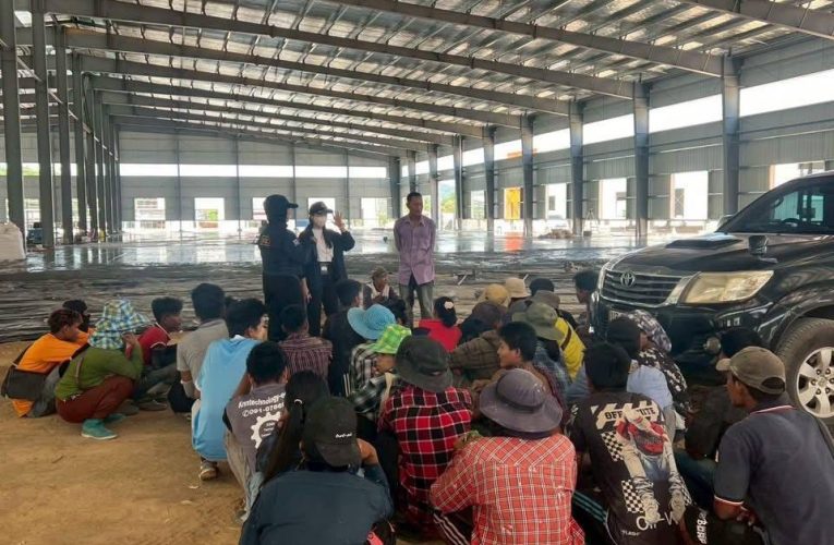จัดหางานระยอง สนธิกำลัง ตม.ระยอง ตรวจสอบไซต์งานก่อสร้าง จับแรงงานต่างด้าวลักลอบทำงาน 38 ราย