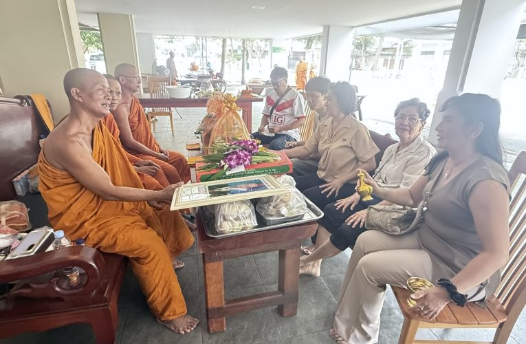 “ครอบครัวผู้พัฒนพงษ์” ทำบุญครบ 1 ปี การจากไป “พี่ต่อ-ชัยยศ” ตำนานข่าวเคเบิ้ลพัทยา