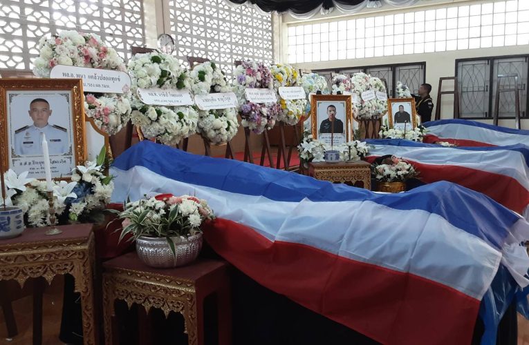 แม่ทัพภาคที่ 4 เป็นประธานรดน้ำศพ 3 ทหารพราน หน่วยเฉพาะกิจกรมทหารพรานที่ 45 เสียชีวิตจากเหตุกลุ่มคนร้ายกราดยิงจุดตรวจบูเก๊ะซามี อ.ระแงะ จ.นราธิวาส ก่อนส่งร่างกลับภูมิลำเนา