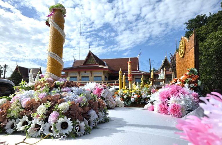 ข่าว…ชาวอำเภอพัฒนานิคมสืบสานประเพณีแห่เทียนพรรษา