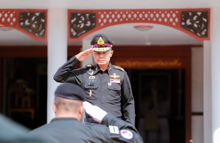 🔴 มทภ.4 เป็นประธานพิธีสวนสนาม สมาคมสันนิบาตเสรีชนแห่งประเทศไทย ถวายพระพรชัยมงคล เนื่องในโอกาสวันเฉลิมพระชนมพรรษา 74 พรรษา 💛🇹🇭เมื่อ 26 กรกฎาคม 2569 เวลา 09.30 น. ณ ลานหน้า บก.ทภ.4 ค่ายวชิราวุธ จ.นครศรีธรรมราช