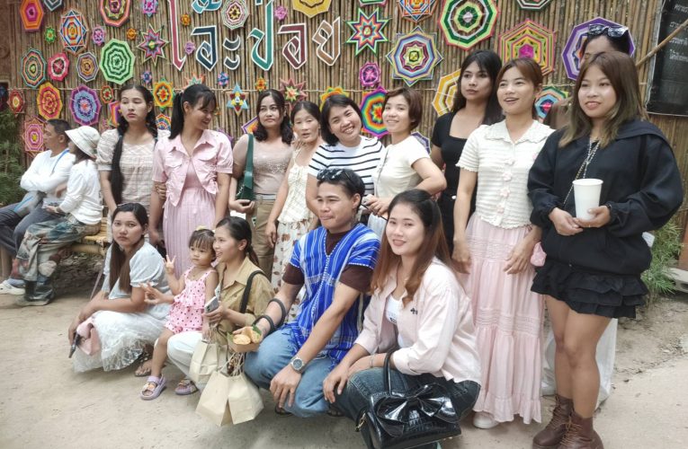 ประชาชนทั่วสารทิศแห่ท่องเที่ยวแหล่งธรรมชาติวีถีชุมชนพื้นถิ่นไทยกระเหรี่ยง บ้านท่ามะขาม ม. 4 ต.ตะเนาศรี อ.สวนผึ้ง จ.ราชบุรี