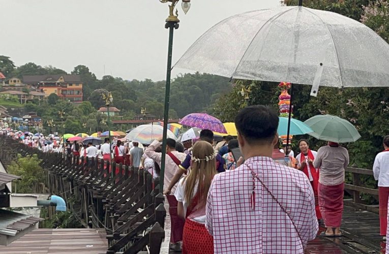 กาญจนบุรีสังขละบุรี-บรรยากาศท่องเที่ยววันหยุดเข้าพรรษาคึกคัก นักท่องเที่ยวหลายพันคนร่วมทำบุญใส่บาตร ชิม ช้อป ชิลล์ ชุมชนชาวไทยเชื้อสายมอญบ้านวังกะ สะพานไม้อุตตมานุสรณ์ คาดวันหยุดยาวติดต่อกันหลายรอบนี้เงินสะพัดกว่า 100 ล้านบาท