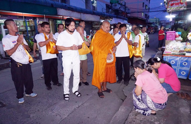 สมุทรปราการ พุทธศาสนิกชนชาวชุมชนซอยลิขิต 7 ร่วมกันทำบุญตักบาตรถวายเป็นพุทธบูชา แด่พระราชวชิรคณาทร (เจ้าคุณแจ้) ดร.เจ้าอาวาสวัดบางพลีใหญ่กลาง เนื่องในวันอาสาฬหบูชาและวันเข้าพรรษา