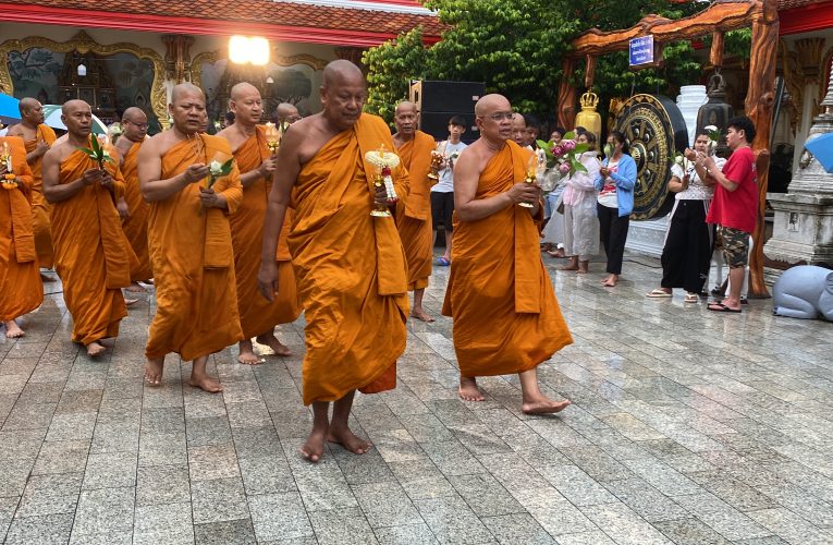 สมุทรปราการ พุทธศาสนิกชน ข้าราชการ พ่อค้า ประชาชน ชาวบางพลี ร่วมกิจกรรมเวียนเทียนเนื่องในวันอาสาฬหบูชา ถวายเป็นพุทธบูชา จรรโลงพระพุทธศาสนาและรักษาขนบธรรมเนียมประเพณีอันดีงาม