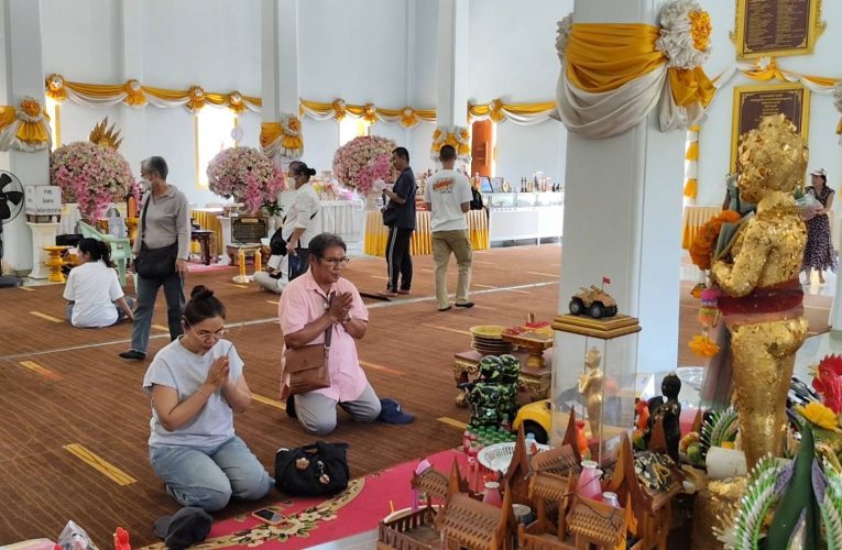ปทุมธานี แก้บนแบบใหม่สาวอุดรฯถวายชุดไทย 2ชุดแก้บนแม่ตะเคียนทองผ่านพนักงานส่งของได้โชคหลายงวดติด ท้าวเวสฯให้โชคเดือนละ 2 ครั้งตลอดทั้งปี