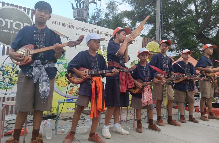 กำแพงเพชร-เด็กวงพิณเล่นเปิดหมวกแรงบันดาลใจจากเนเน่