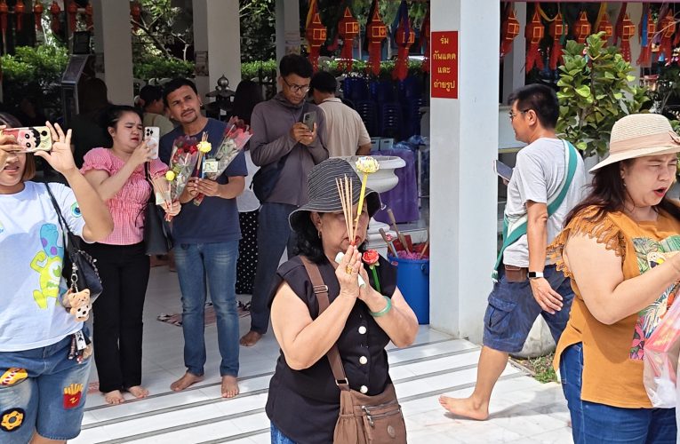 สุพรรณบุรีวันหยุดหอบกุหลาบประทัดแก้บนท้าวเวสสุวรรณ ให้อาหารปลาคราฟวัดพังม่วง