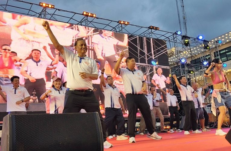 ปทุมธานี “สจ.นิก“นำทีมคลองหลวงก้าวหน้าจัดกิจกรรม Dance & Fit ครั้งที่ 2 นักเต้นกว่า 5,000 คนร่วมงานตับตั่ง