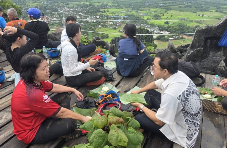 พิษณุโลก ปีนเขาหินปูน ชมวิวหลักล้าน 360 องศา กุ้ยหลินเมืองไทย ที่ผาแดง บ้านมุง
