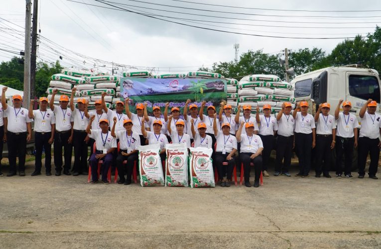 คณะทำงานจิตอาสา จ.สระแก้ว รับมอบปุ๋ย 300 กระสอบ หนุนเกษตรกรพึ่งตนเอง พร้อมลงพื้นที่ติดตามความพึงพอใจถนนโรงเรียนบ้านเหล่ากกโก