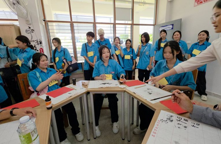 รร.สวนกุหลาบ ชลบุรี นำนักเรียนดูงานแนะแนวทางการเรียนต่อสายอาชีวะภาษาจีน