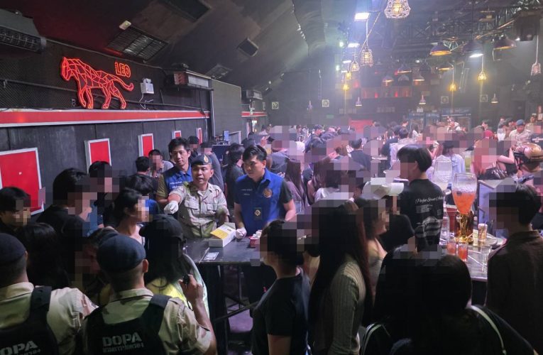 ชุดปฏิบัติการเชียงใหม่ จับร้านย่าน “อัษฎาธร ตำบลช้างเผือก” คนเที่่ยวแน่นร้านมากกว่า 200 คน ซ้ำยังปล่อยเด็กอายุไม่ถึง 20 ปี เข้าใช้บริการ ขายเครื่องดื่มแอลกอฮอล์เกินกว่าเวลาที่กฎหมายกำหนด อำเภอเมืองเชียงใหม่เตรียมชงผู้ว่าฯ สั่งปิด 5 ปี