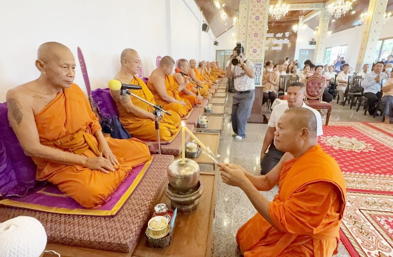 สุพรรณบุรีพระอาทิตย์ทรงกลด ขณะแจกข้าวสาร2000 ถุงงานอายุวัฒนมงคล 49ปีเจ้าอาวาสวัดพังม่วง