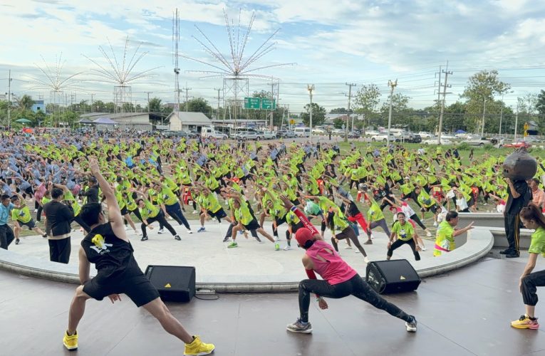 สุพรรณบุรี อดีต รมว.เกษตรฯเปิดกิจกรรมมหกรรมสุขภาพเต้นแอโรบิก