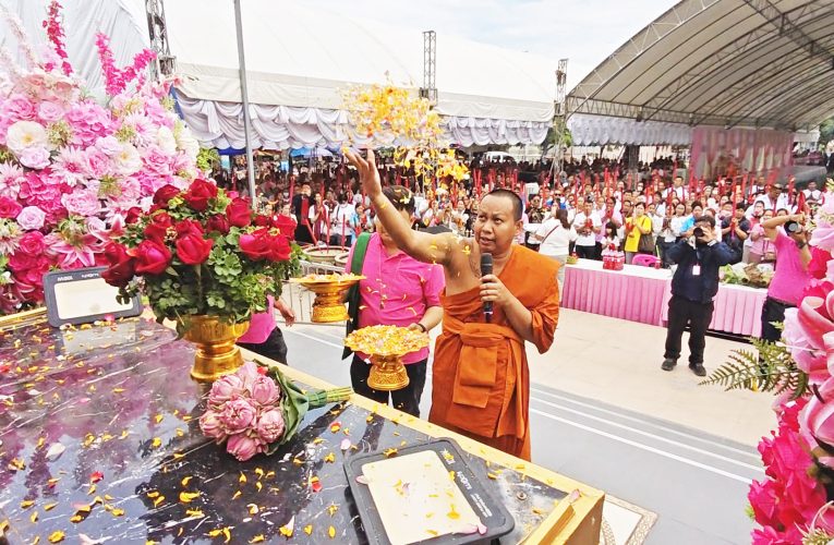 สุพรรณบุรี โค้งสุดท้ายสาธุชนนับหมื่นร่วมพิธีไหว้ครูยันต์ดวงเศรษฐีส่องเลขธูปนำไปเสี่ยงโชค