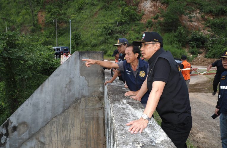 ผู้ว่าราชการแม่ฮ่องสอน ลงพื้นที่ตรวจสอบโรงผลิตน้ำประปา การประปาส่วนภูมิภาคสาขาแม่ฮ่องสอน กรณีดินโคลนจากฝนตกหนัก ทำให้ไม่สามารถผลิตน้ำประปาได้