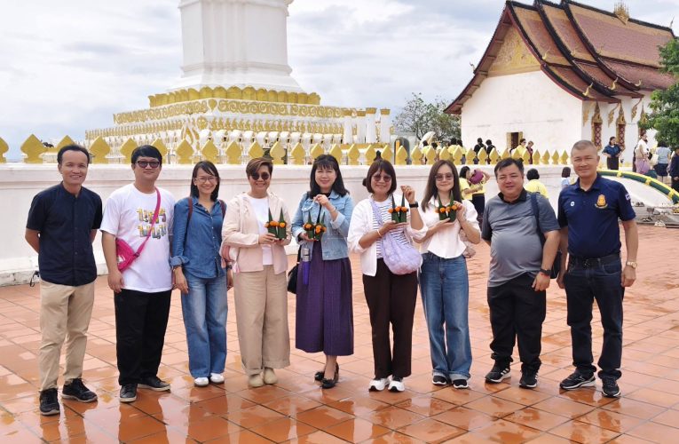 นครพนม เปิดเส้นทางเที่ยว 2 แผ่นดิน พา 300 คนสัมผัส “ขุนกองแลง” กุ้ยหลินลาวกลาง ไหว้พระธาตุสีโคตะบอง–ชิมชอปเมืองเก่าท่าแขก นครพนม – เปิดประสบการณ์ท่องเที่ยวข้ามโขง เชื่อมโยง “นครพนม–คำม่วน” จังหวัดนครพนมนำคณะกว่า 300 คน นั่งรถบัสข้ามสะพานมิตรภาพไทย–ลาว แห่งที่ 3 สัมผัสมนต์เสน่ห์ “ขุนกองแลง” แหล่งน้ำสีฟ้าครามท่ามกลางภูเขาหินปูน จนได้รับสมญา “กุ้ยหลินแห่งลาวกลาง” ก่อนร่วมถวายผ้าป่าที่พระธาตุสีโคตะบอง พระธาตุคู่บ้านคู่เมืองแขวงคำม่วน และปิดท้ายด้วยการเดินเที่ยวเมืองเก่าท่าแขก ชิมกาแฟลาว ชอปสินค้าพื้นเมือง กระตุ้นการท่องเที่ยวสองฝั่งโขง