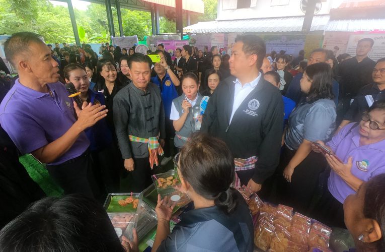 รัฐมนตรีว่าการกระทรวง พัฒนาสังคมและความมั่นคงของมนุษย์ ลงพื้นที่เยี่ยมโรงพยาบาลส่งเสริมสุขภาพตำบล และโรงเรียนผู้สูงอายุบ้านสระโคล่ จ.พิษณุโลก หลังพบดรรชนีชีวัดคุณภาพชีวิตสูง ต้องเป็นแบบอย่าง หรือโมเดล ที่จะนำไปพัฒนาในพื้นที่อื่น ๆ ได้ ส่วนกรณีเงินเพิ่ม 200 บาท ของผู้พิการที่ได้เฉพาะผู้มีบัตรสวัสดิการแห่งรัฐ ทุกวันที่ 20 นั้น หากจะให้ผู้พิการทั่วไปด้วยนั้น ขอรับไว้พิจารณาก่อน และขอให้ติดตามข่าวความคืบหน้าในเรื่องนี้ด้วย