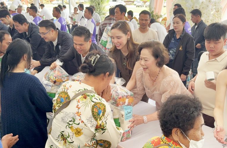 สุพรรณบุรี ท็อป วราวุธ ชาดา ซาบีดา ร่วมแจกทานปันสุขวันเกิดแม่กิมลี้ อู่ทอง