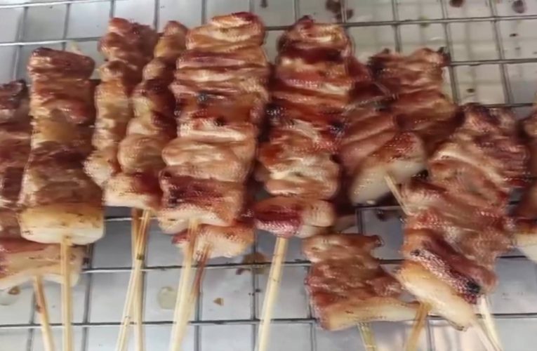 สกลนคร หมูปิ้งไม้ใหญ่ 10 บาทข้าวเหนียว 5 บาทอาหารเช้าขายดีช่วงเวลาเร่งด่วน