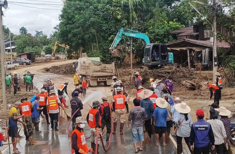 อส.เชียงใหม่ ระดมกำลังฟื้นฟูพื้นที่ประสบภัย จ.น่าน เร่งล้างดินโคลน เปิดเส้นทางสัญจรให้ประชาชนกองบังคับการกองอาสารักษาดินแดนจังหวัดเชียงใหม่ (บก.อส.จ.เชียงใหม่) จัดกำลังพลสมาชิกกองอาสารักษาดินแดน ลงพื้นที่ช่วยเหลือและฟื้นฟูพื้นที่ประสบภัยในจังหวัดน่าน