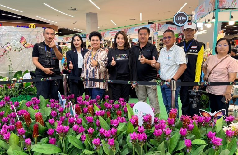 มุกดาหาร โรบินสันเนรมิต สรวงสวรรค์ผีเสื้อ พร้อมป้อนน้ำหวานผีเสื้ออย่างใกล้ชิด