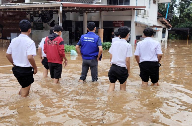 สกลนคร ฝนตกน้ำท่วมอำเภออากาศอำนวย