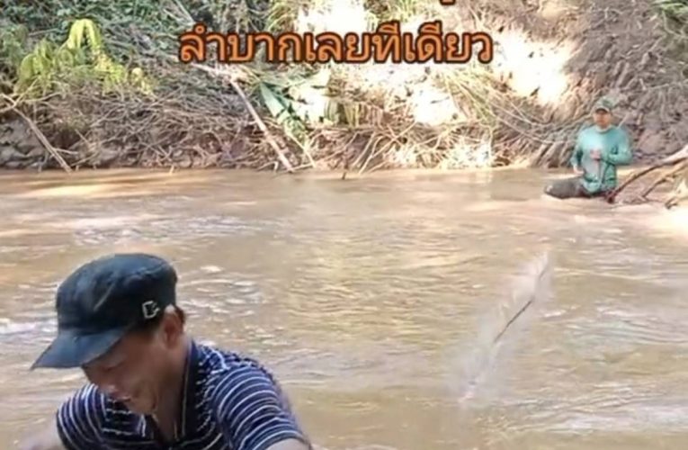 น่าน ชาวบ้านวอนรัฐสร้างสะพานข้ามห้วยสมุน หลังแบกผลผลิตลอยน้ำมานานกว่า 50 ปี เงาะ–ทุเรียนเสี่ยงเสียหาย กระทบเกษตรกรหลายหมู่บ้าน