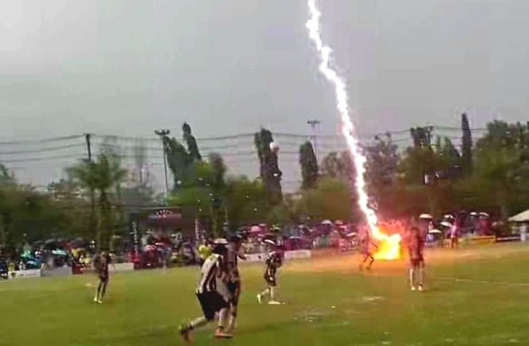 ฟ้าพิโรธ.! วันนี้ (4 ส.ค.69) เกิดพายุฝนฟ้าคะนองพัดถล่มพื้นที่ อ.สุไหงโก-ลก จ.นราธิวาส อย่างหนักในช่วงเย็นที่ผ่านมา ทำให้โครงหลังคาของที่จอดรถ ภายใน รพ.สุไหงโก-ลก เกิดพังถล่มลงมาทับรถ จยย.ที่จอดอยู่ได้รับความเสียหายจำนวนกว่า 10 คัญ ส่วนต้นไม้ใหญ่และเสาไฟฟ้าหักโค่นในหลายจุด ส่งผลกระทบต่อการสัญจร รวมทั้งทรัพย์สินของประชาชน