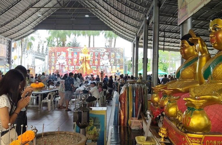 ปทุมธานี นศ.ป้ายแดงแก้บนท้าวเวสสุวรรณหลังคว้างานในฝันได้ที่ 1 จาก 3,000 คน ไอ้ไข่ให้โชคสาวครั้งแรกที่ขอพรก็ปัง